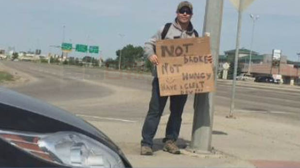 警察假扮乞丐 開車男子好心施捨被罰175塊