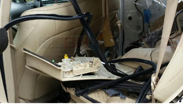 西溫飢餓黑熊找食物 把汽車抓得稀爛