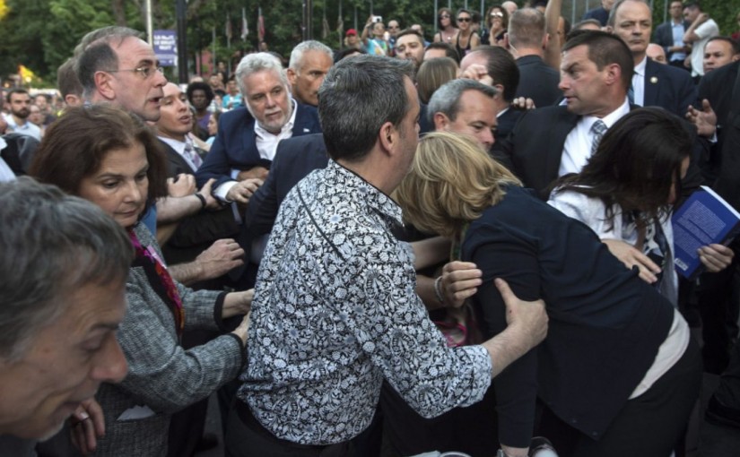 魁北克省長在奧蘭多大屠殺守夜中被人擲東西