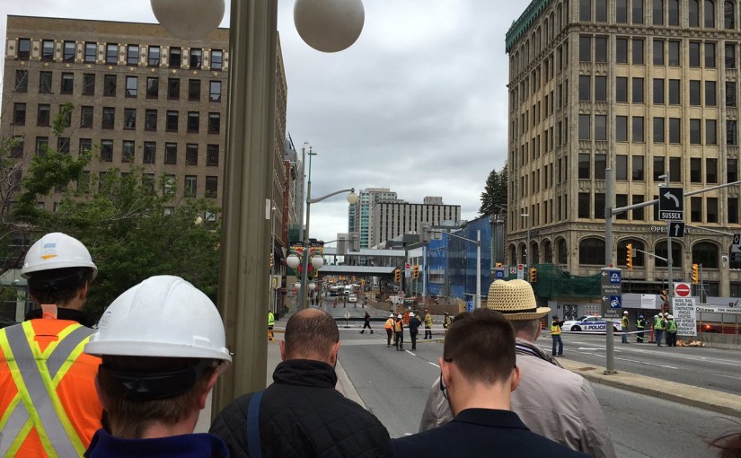 巨大天坑吞噬麵包車 渥太華市中心緊急疏散
