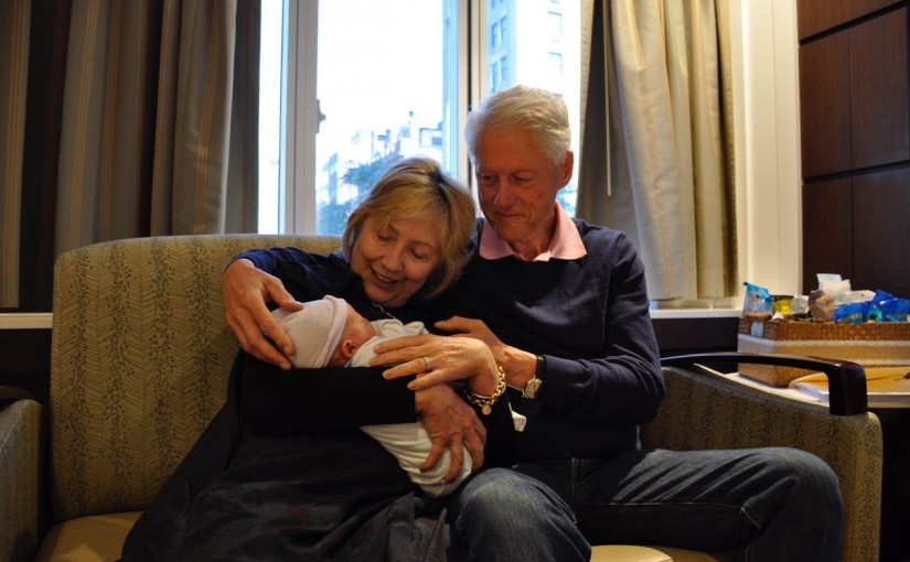 克林頓家添新成員 大選期連續三日探孫