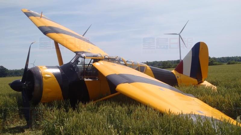 6旬老翁駕二戰飛機遇故障 平安迫降草場