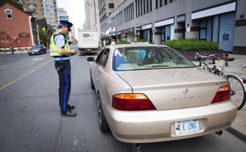 警方大力打擊非法停單車道 停車留個心眼