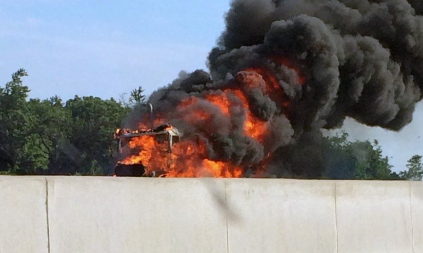401高速卡車起大火 整車肉桂捲被燒光