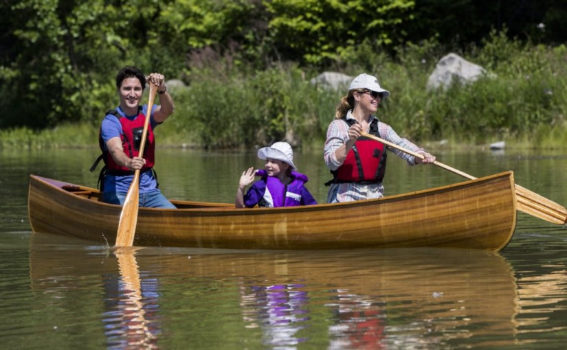 特魯多帶家人公園划艇 場面溫馨親民