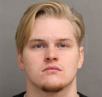 女子離開公寓時被男子逼回屋內搶劫砸頭