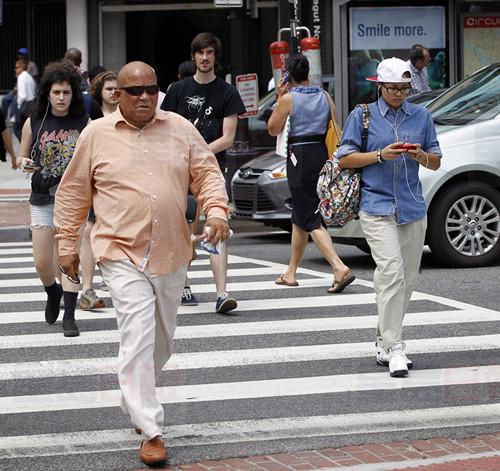 多市提議禁止過馬路看手機 省府駁回