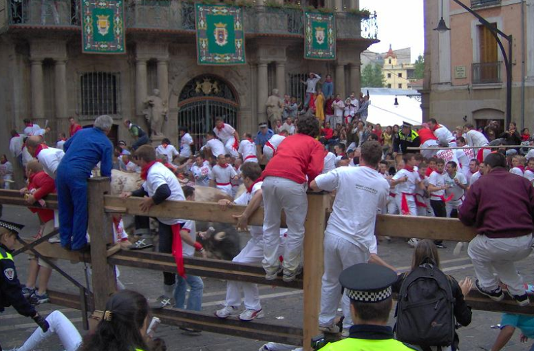 加拿大男子在西班牙奔牛節上被牛挑成重傷