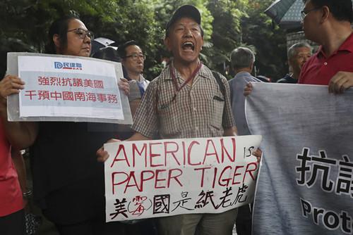 大批華人荷蘭抗議南海仲裁案裁決