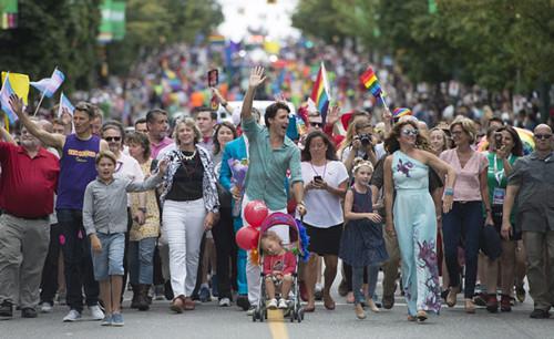 特魯多現身溫哥華驕傲遊行 引人群騷動