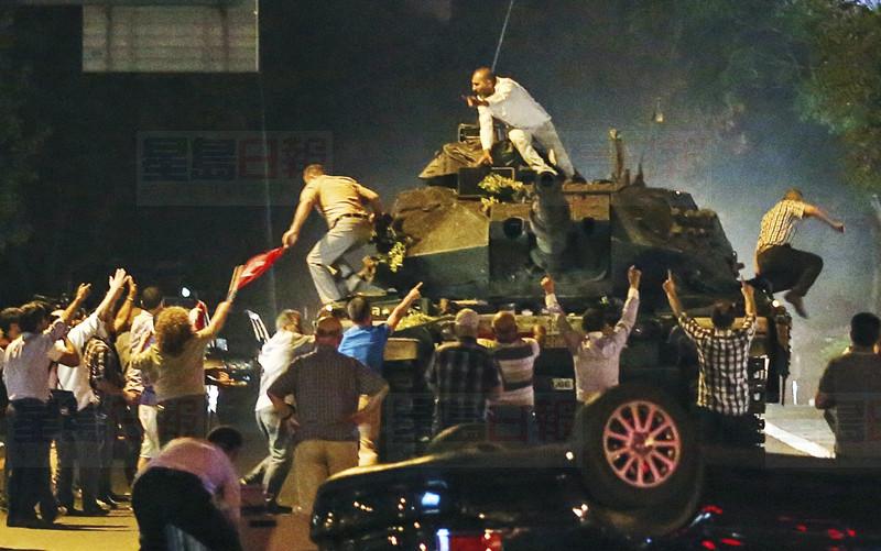 土耳其軍政雙方爭奪控制 大量民眾湧上街頭