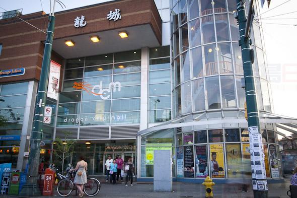 四人蒙面打劫中國城商店 敲破玻璃搶走珠寶