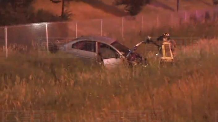 女司機401高速翻車 三路過車輛遭殃及