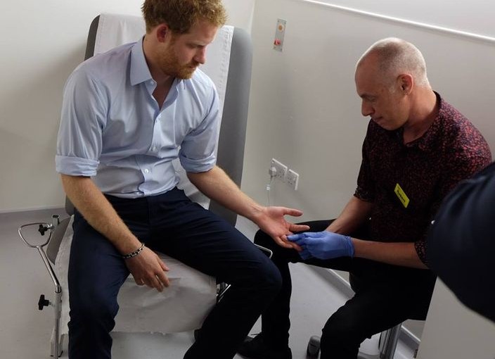 宣傳愛滋病檢查 哈里王子FB直播驗血