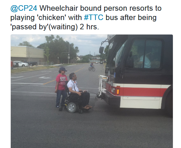 坐輪椅難民等2小時上不了車 怒停馬路攔巴士