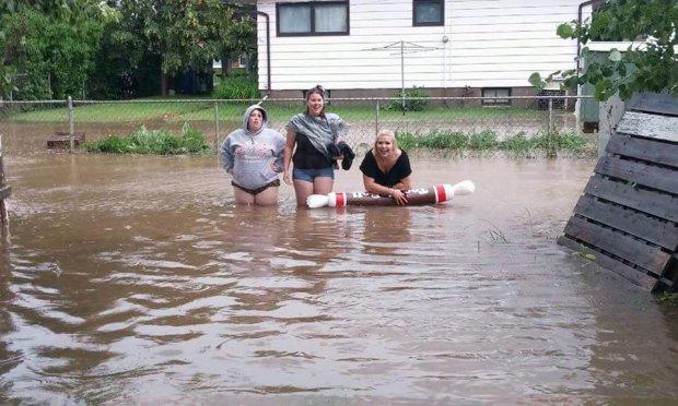 薩省小鎮經歷100mm降雨水壩決堤