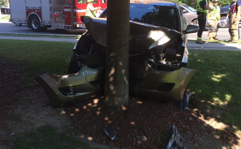 密市女司機撞樹受傷 幸無大礙