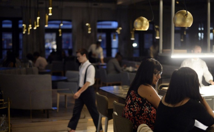 調查：旅遊飲食小費該不該包在裡頭？