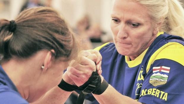 亞省奶奶扳手腕大賽勇奪4枚獎牌 曾是健身運動員