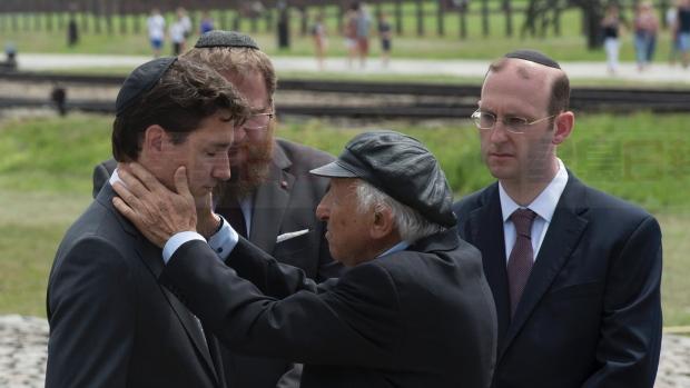 特魯多訪問奧斯維辛集中營 動情落淚