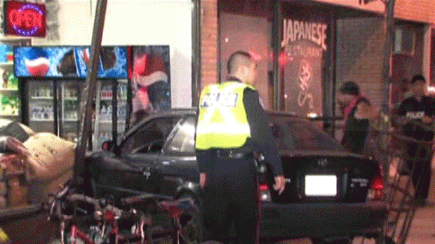 便利店午夜遭飛來車禍