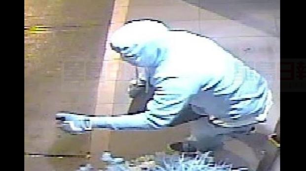 竊賊入室盜竊商店保險箱 警方發監控通緝