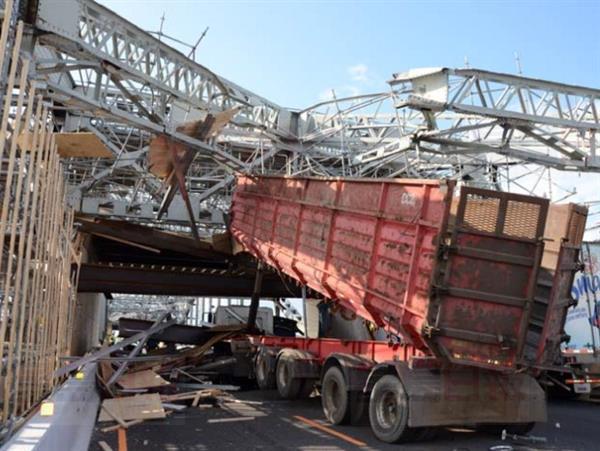 泥頭車撞橋頂 司機犯危險駕駛罪 判監一年