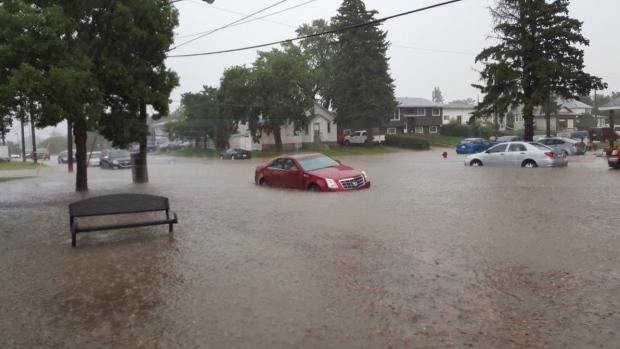 沙省南部突降暴雨 城市內澇被淹