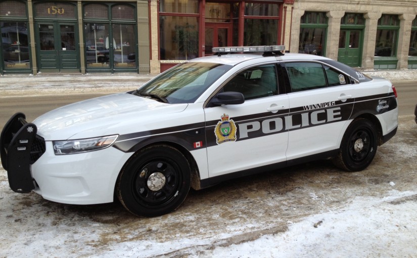 溫尼伯女子頭戴面具手持槍械 馬路中央試圖自殺