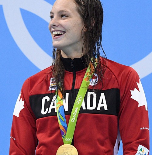 游泳金牌Penny Oleksiak擔任奧運閉幕持旗手