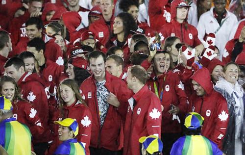 奧運閉幕加拿大運動員手套搶眼 安倍晉三變身馬里奧