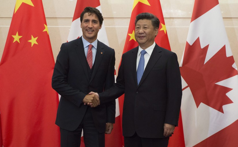 場面壯觀 小杜一家接鮮花踩紅毯踏入中國