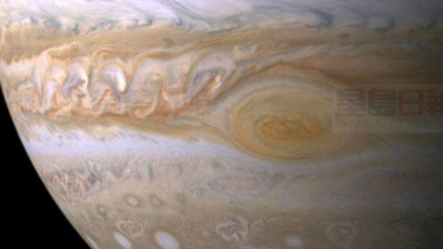 美國朱諾號探測器 首次近距離接近木星