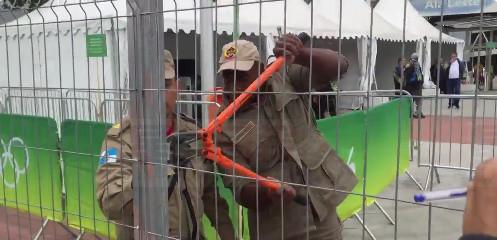 奧運場館安保鬧笑話 大門鑰匙遺失觀眾排隊等開門