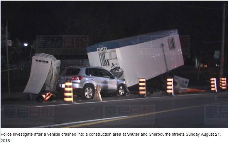 臭臭的車禍：多市汽車撞入移動公廁 兩人傷