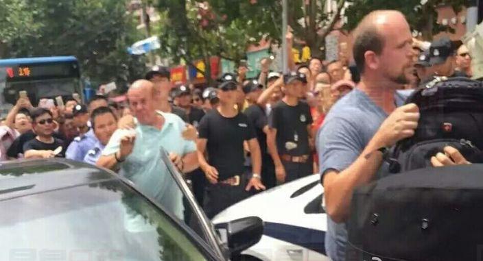 兩外籍男辱罵「中國人是狗」 遭圍困群情洶湧