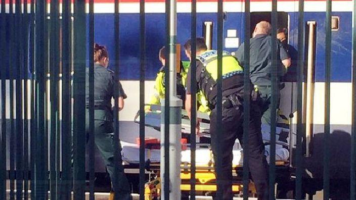 青年伸頭睇風景 對面列車撞甩頭