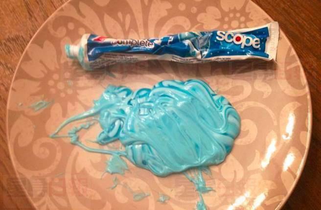 母親用「一盤牙膏」來教育女兒 引70萬網友熱烈分享