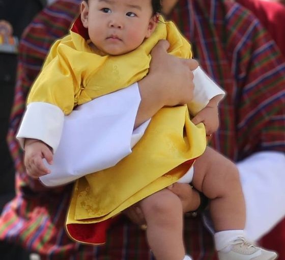 半歲不丹小王子與眾同樂 頭髮濃密趣緻可愛