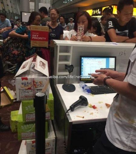 不滿航班延誤 惡客餐盒砸地勤