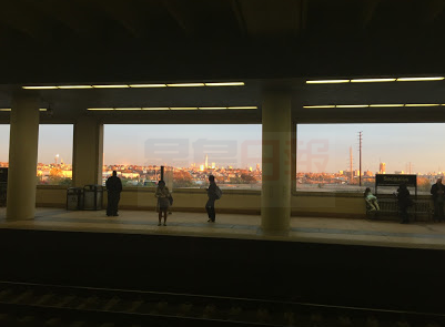 美國警官在火車駛來前瞬間把男子拖離鐵軌