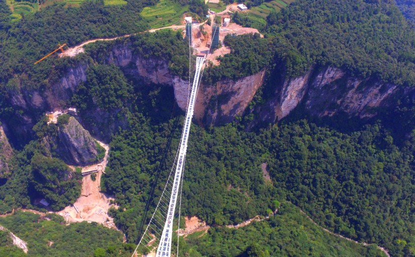 中國世界最長玻璃橋開放試運