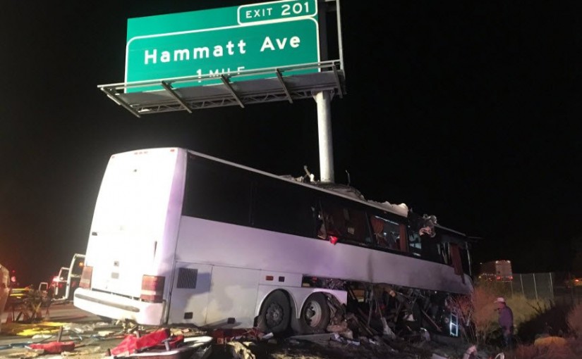 美旅巴剎車失靈 撞路牌劏開兩半多人死傷