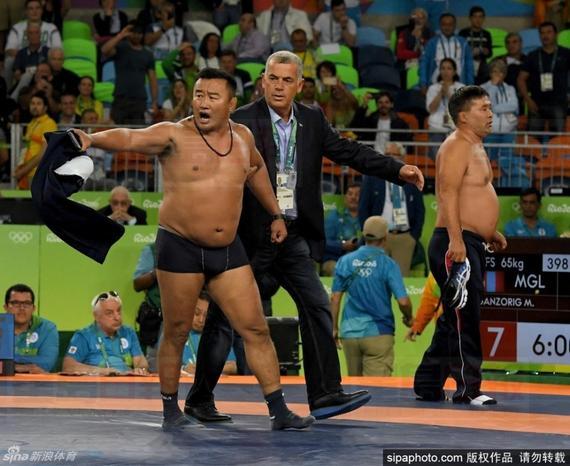 奧運摔跤場爭議判罰 蒙古教練脫衣抗議