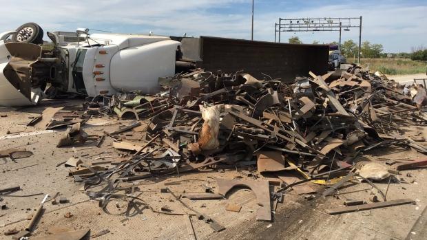 407高速兩卡車相撞 碎片滿地