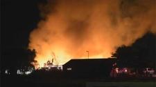 Oakville穀倉大火 消防員連夜奮戰