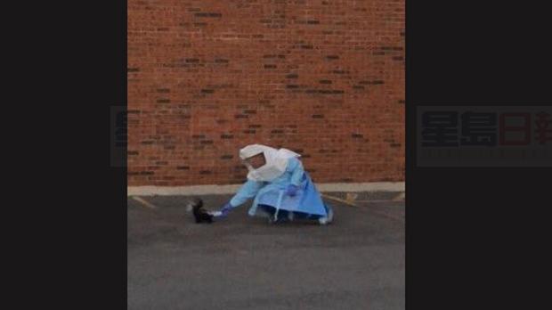 臭鼬頭卡冰激凌杯 急救人員穿伊波拉防護服營救