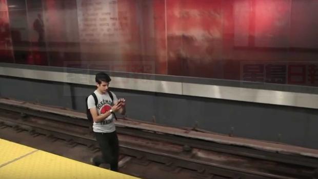 男子多倫多地鐵軌道抓小精靈 遭罰款四百