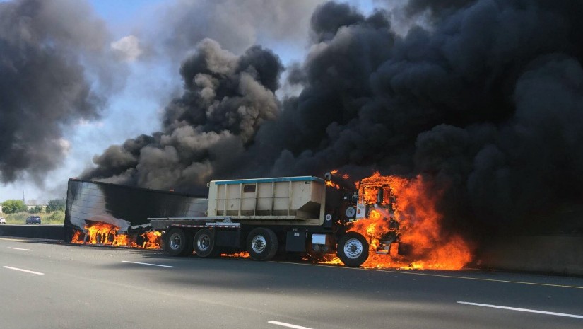 QEW三輛貨車連撞 火海濃煙吞噬車輛