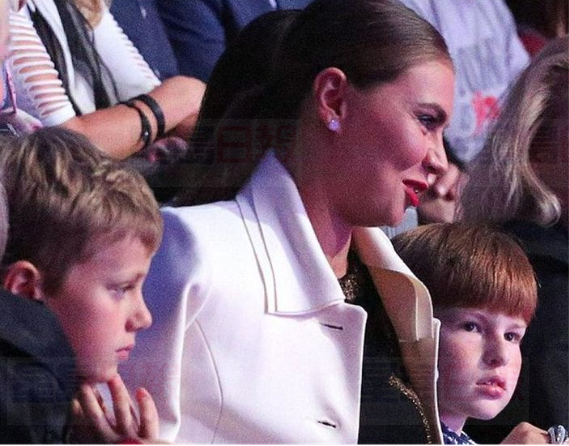 普京緋聞女友戴婚戒 攜兩男孩亮相引揣測